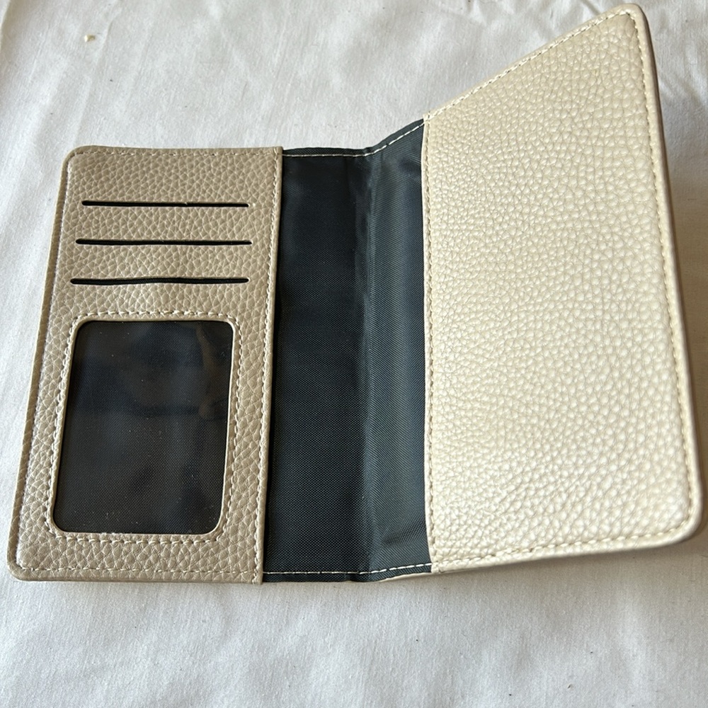 Travel in Chic Passport Holder Wallet NWT - Picture 5 of 6